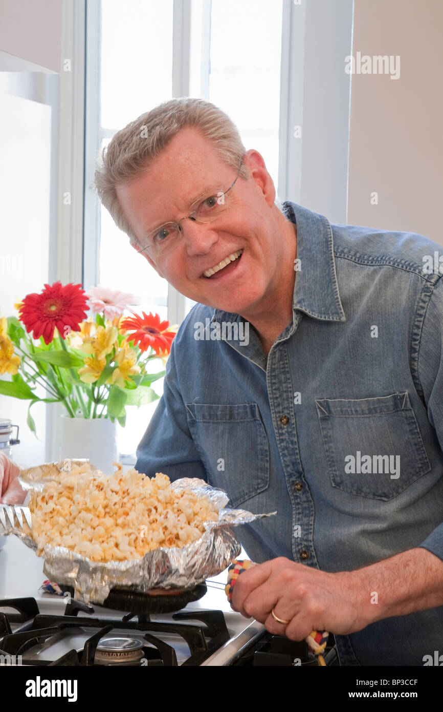 Jiffy pop hi-res stock photography and images - Alamy