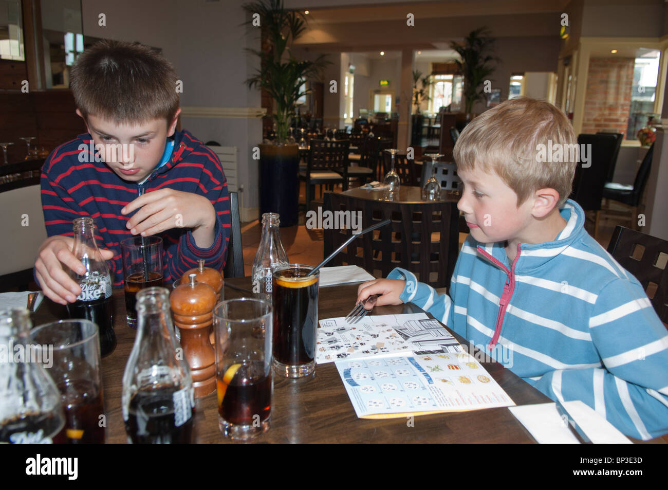 Two boys ( MODEL RELEASED ) in Prezzo's Italian restaurant in Aldeburgh , Suffolk , England , Great Britain , Uk Stock Photo