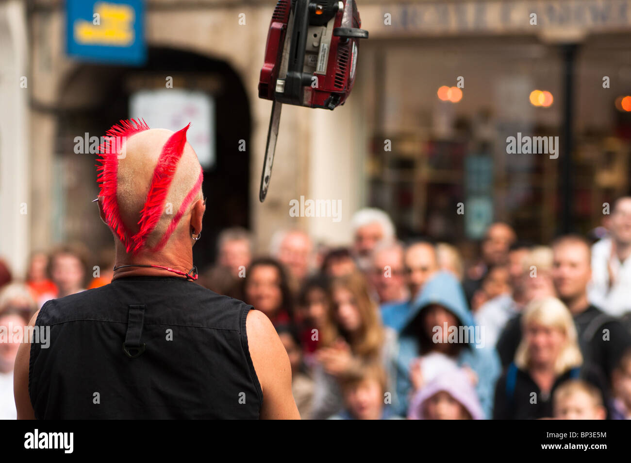 Chain saw juggler on the royal mile during the Edinburgh fringe festival 2010 Stock Photo