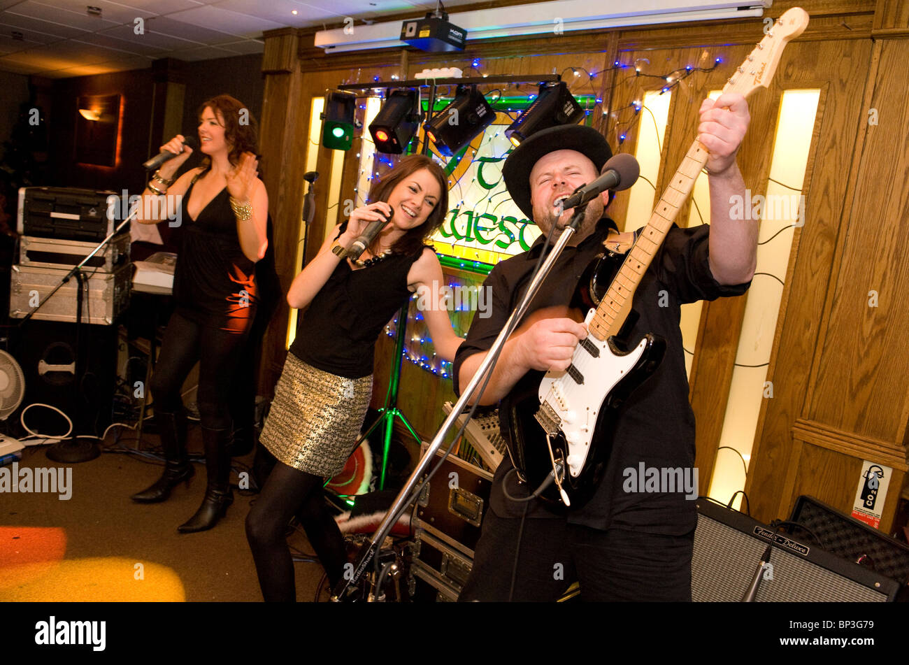 Pub band performing in Irish drinking club Stock Photo Alamy