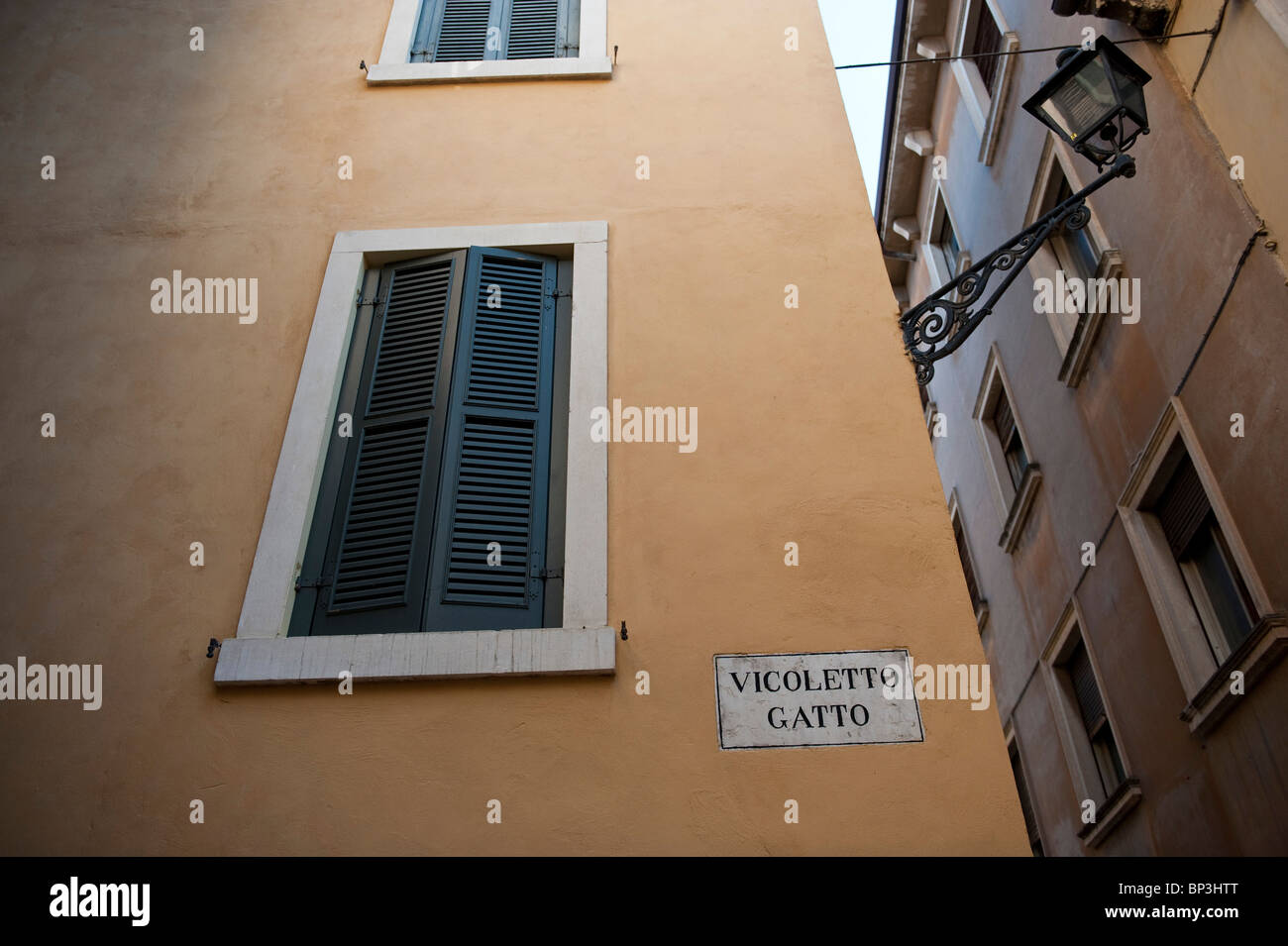 Vicoletto gatto Verona Italy Stock Photo