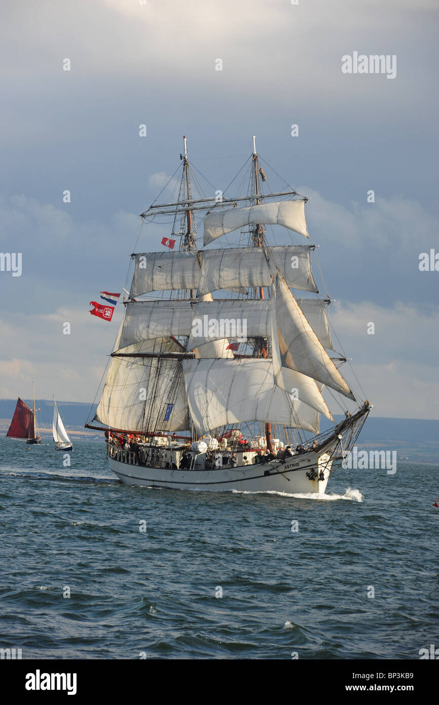 Tall ships hi-res stock photography and images - Alamy