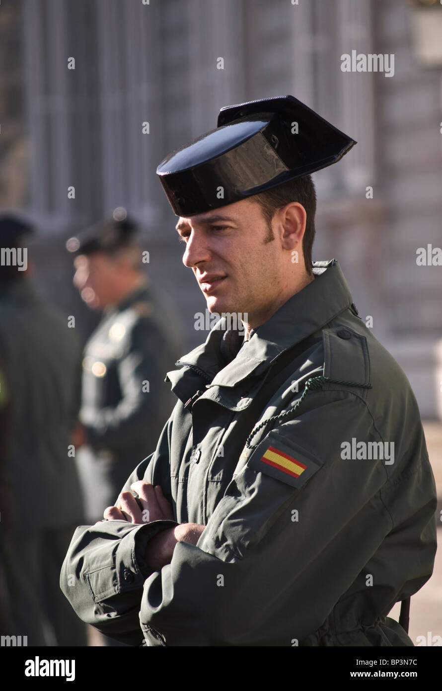 España - Guardia Civil - Casco militar - Tricornio de la Guardia