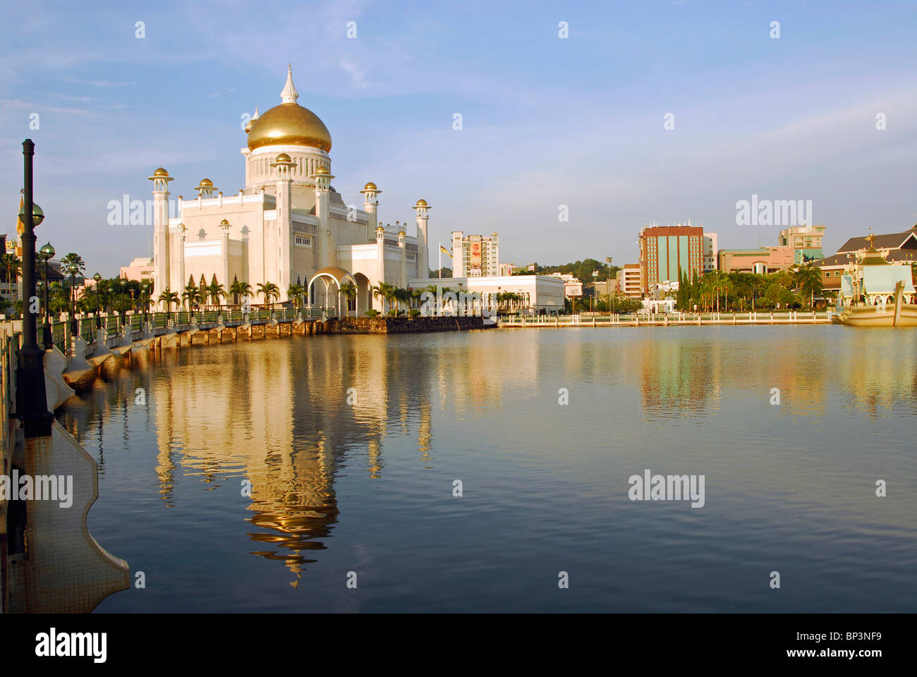 Brunei Darussalam, Bandar Seri Begawan, Sultan Omar Ali Saifuddin mosque  reflecting in the water Stock Photo - Alamy