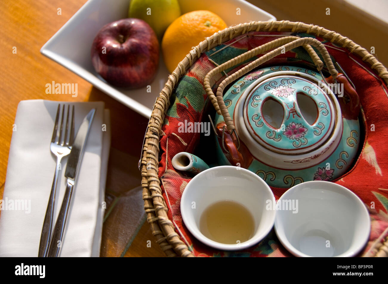 China, Hong Kong. Traditional Chinese teapot & cups in basket warmer Stock Photo Alamy