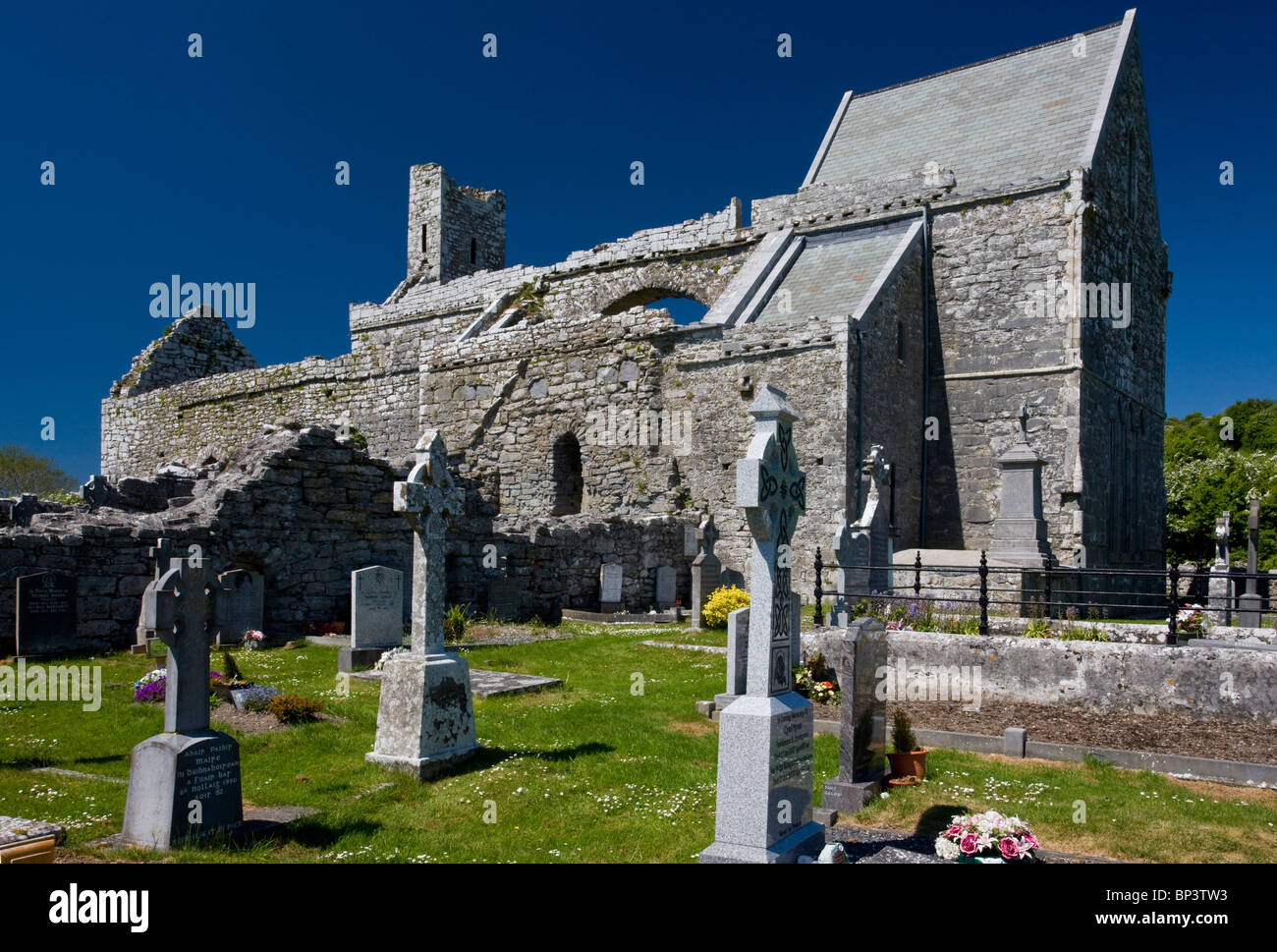Corcomroe Abbey (Mainistir Chorco Modhruadh) and graveyard; an early 13th-century Cistercian monastery Eire Stock Photo
