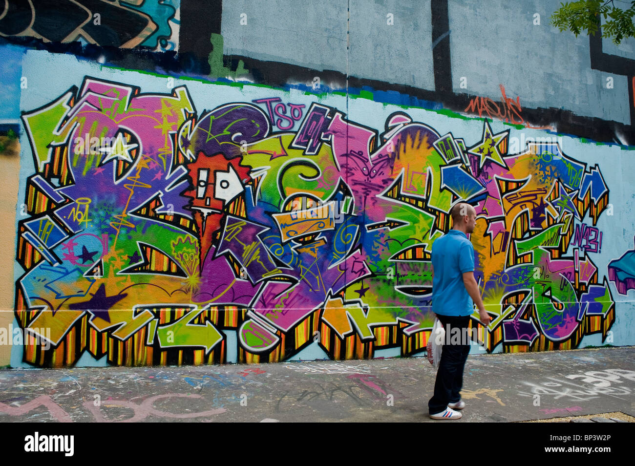 Paris, France, Street Scene, Painted Wall with Spray Paint, Graffiti "Street  Art" urban art paris Stock Photo - Alamy