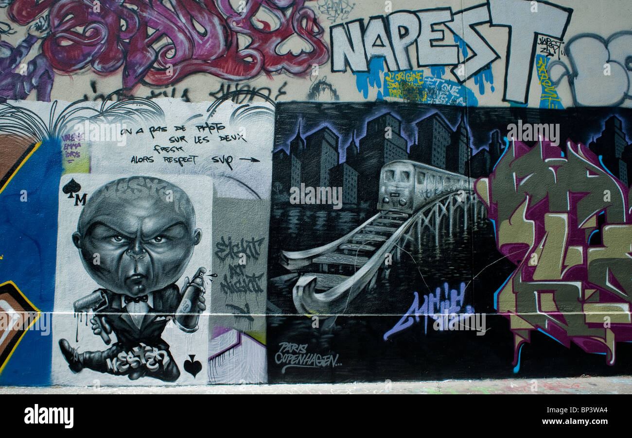 Paris, France, Painting Wall with Spray Paint, Graffiti Graphic Arts 'Street Art' urban art paris Stock Photo