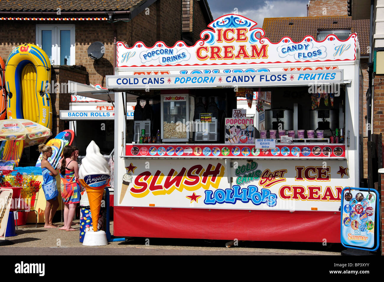 Shop walton on the naze essex hires stock photography and images Alamy