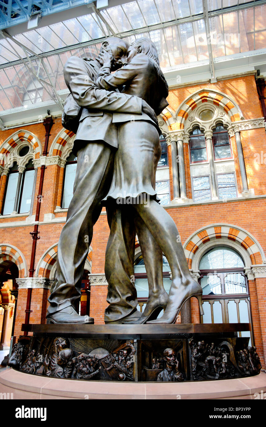 The Meeting Place statue at St Pancras International Station, terminal for Eurostar rail services Stock Photo