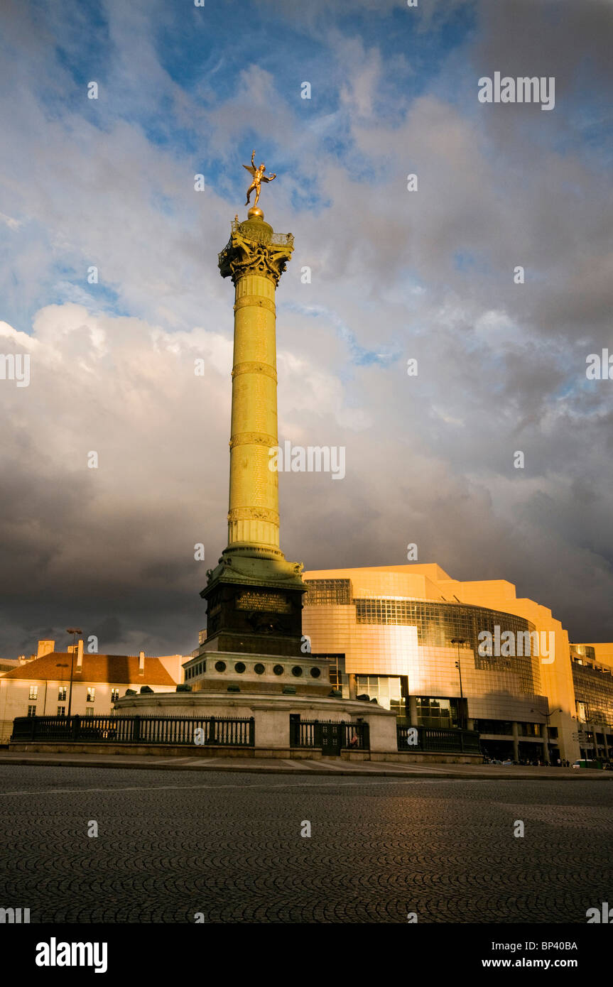 The Colonne de Juillet monument and Bastille and opera house Paris Stock Photo