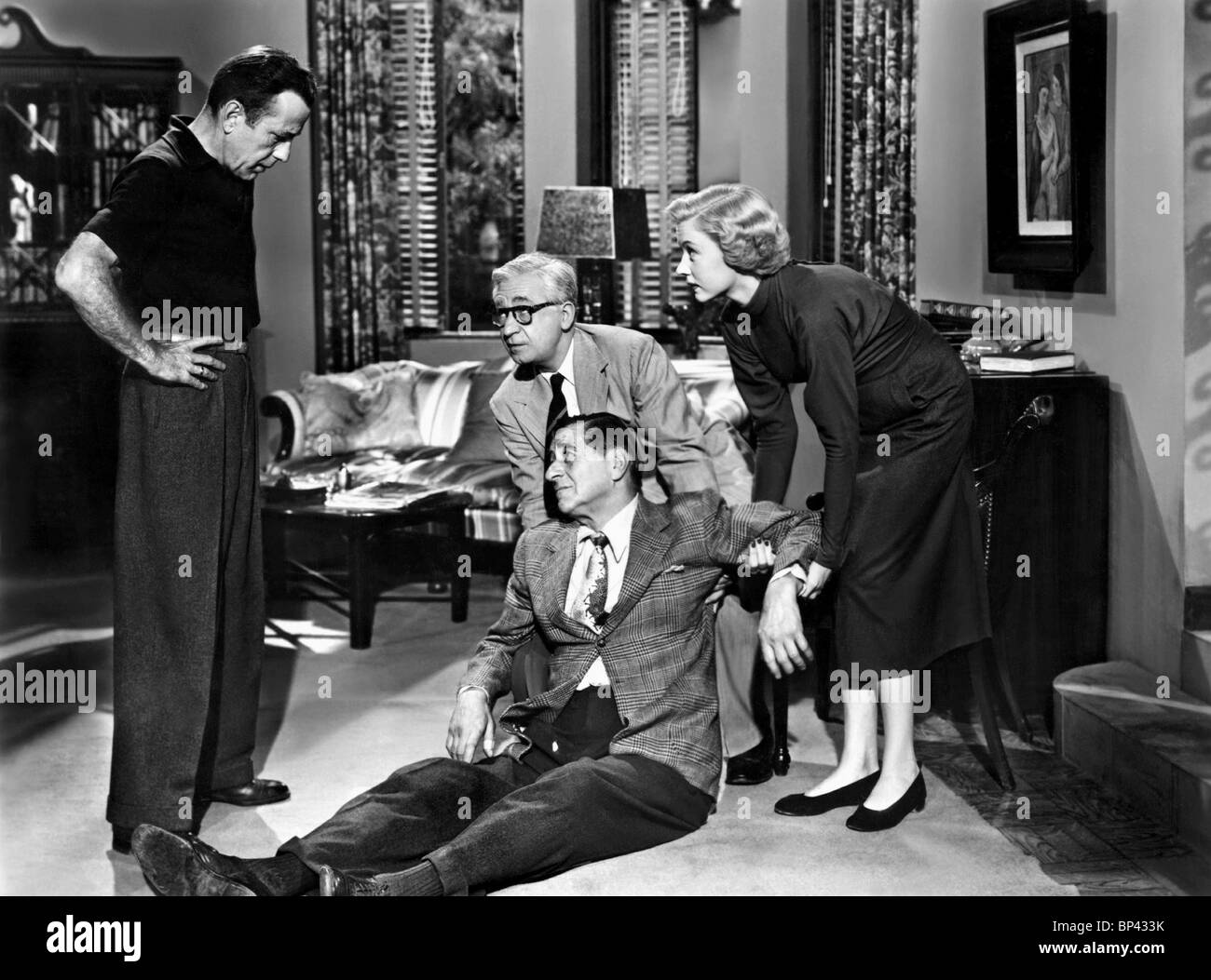 SCENE WITH HUMPHREY BOGART, CARL BENTON REID, GLORIA GRAHAME, IN A LONELY PLACE, 1950 Stock Photo
