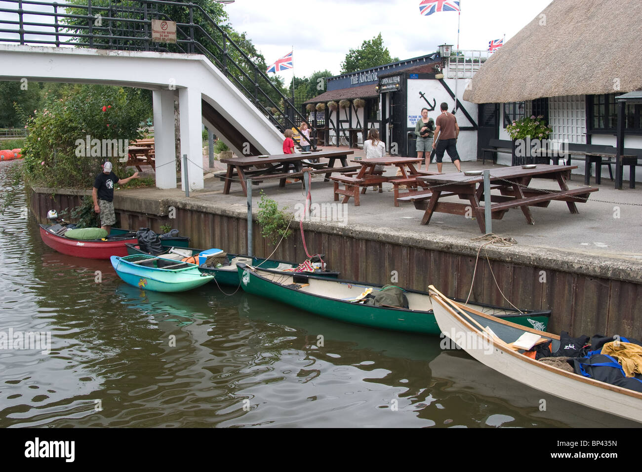 canoing canoeist mooring kayak visit pub river eat Stock Photo Alamy