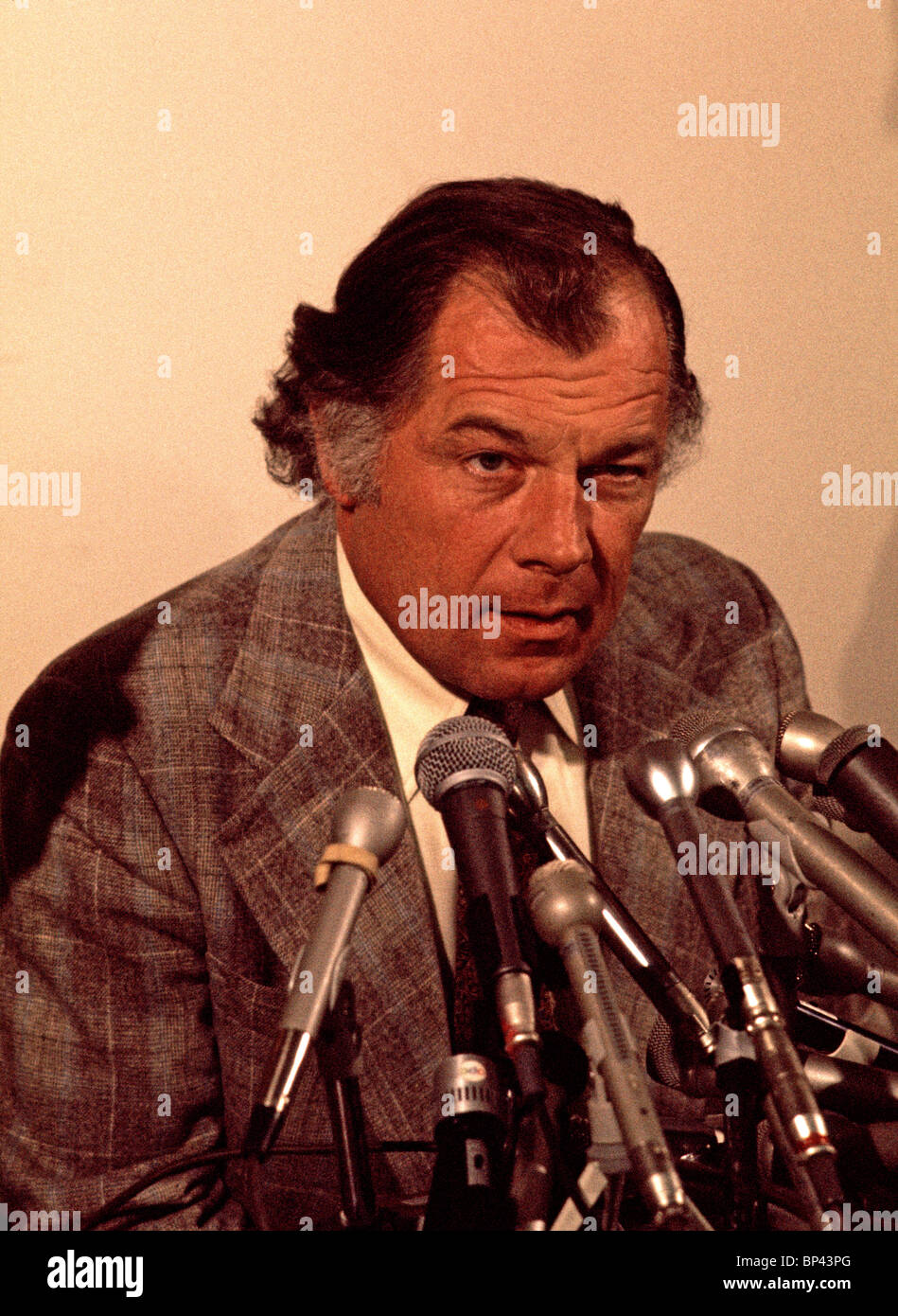 Attorney, F. Lee Bailey , at a press conference in San Francisco during the Patty Hearst trial in 1975. Stock Photo