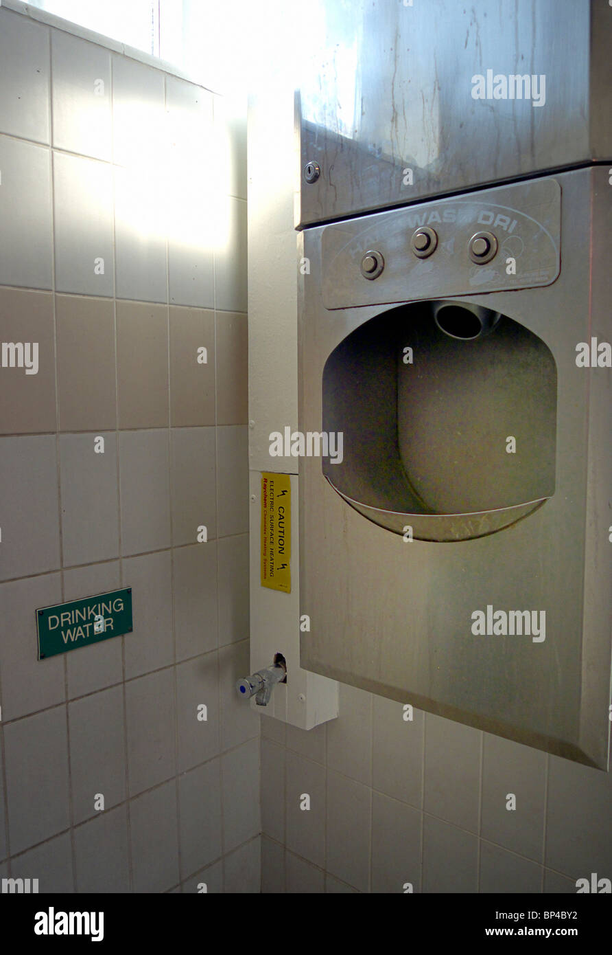 automated-hand-washer-dryer-in-public-to