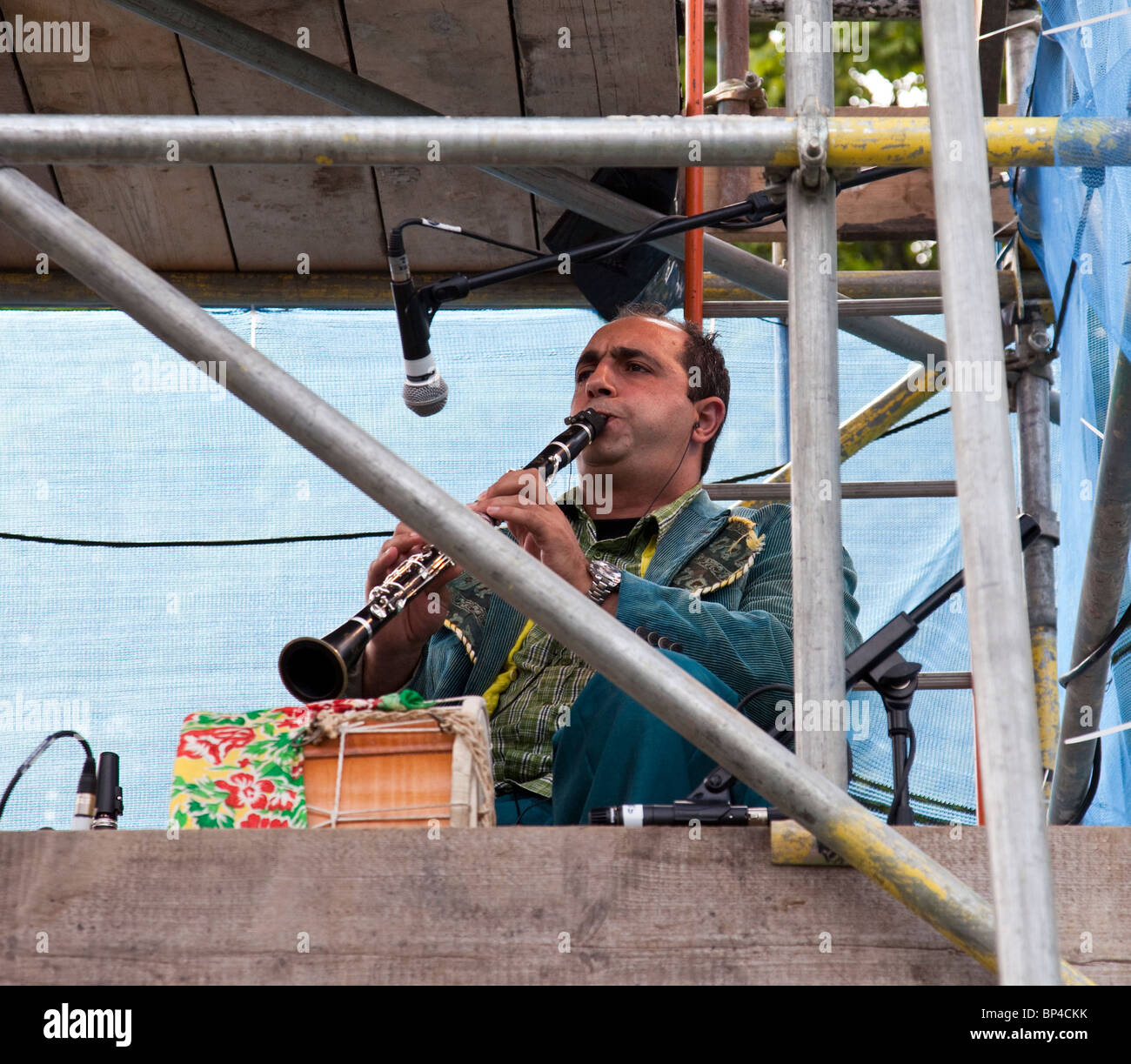 Clarinettist in scaffolded tower in the Premiere production of Cargo, a play about migration issues at the 2010 Edinburgh Mela Stock Photo