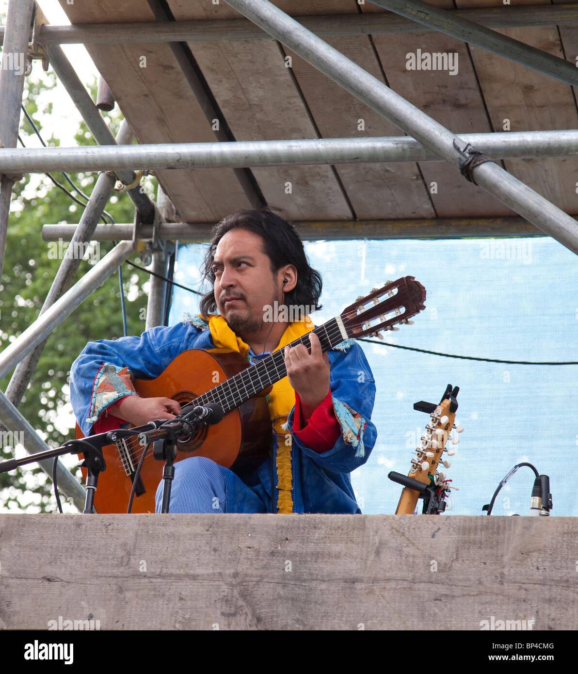 A guitarist in scaffolded tower in the premiere production of Cargo, a play about migration issues at the 2010 Edinburgh Mel Stock Photo