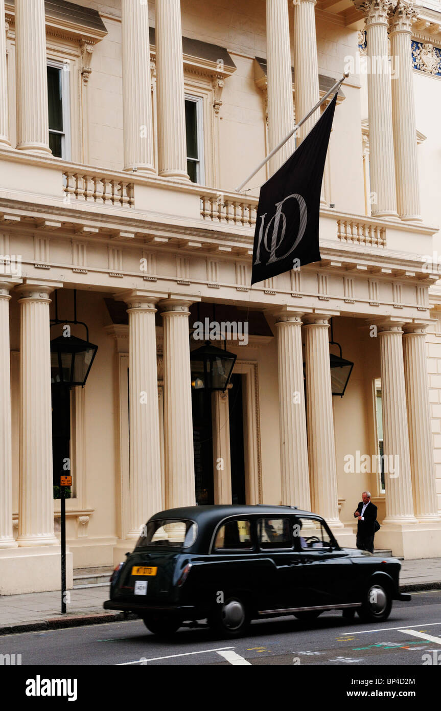 Institute of Directors building and Black Cab Taxi, Pall Mall, London, England, UK Stock Photo