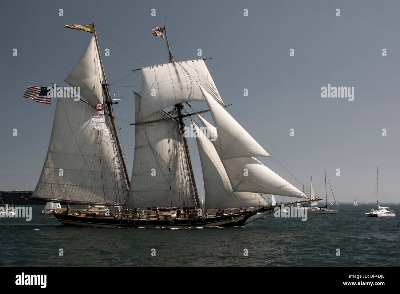 Ship mast with flag hi-res stock photography and images - Alamy