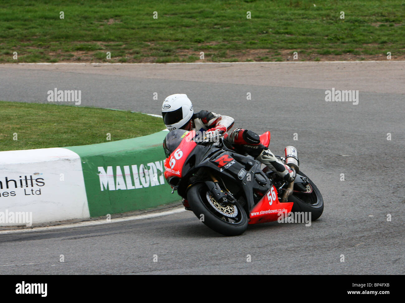 Suzuki GSXR 600 accelerating out of Shaw's Hairpin at Mallory Park Stock Photo