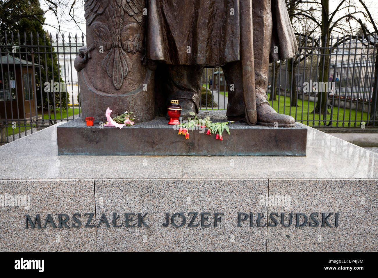 Warsaw Poland: Flowers by Jozef Klemens Pilsudski´s memorial in memory of president Lech Kaczynski and 95 others... Stock Photo