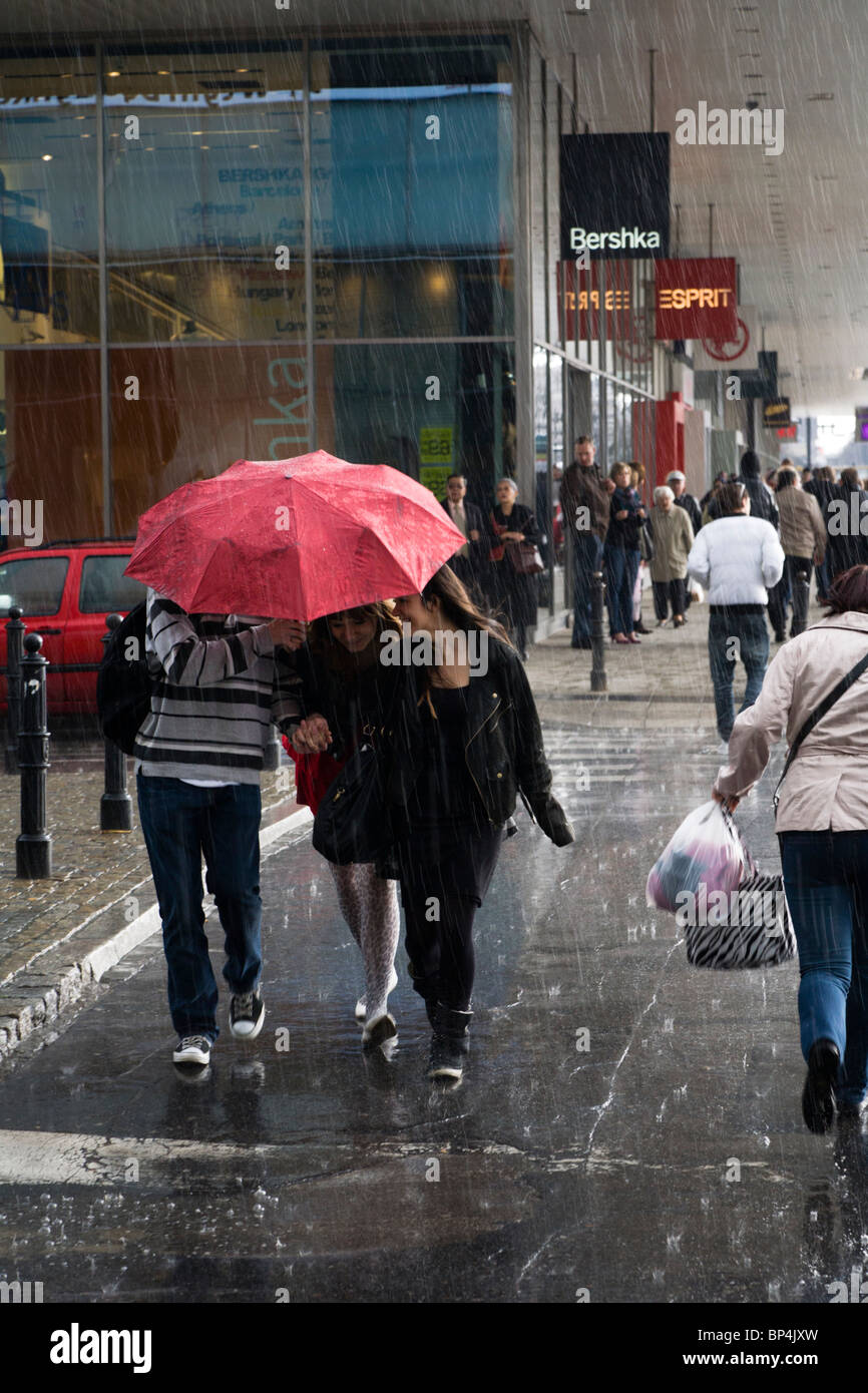 Friends walking in the rain hi-res stock photography and images - Alamy