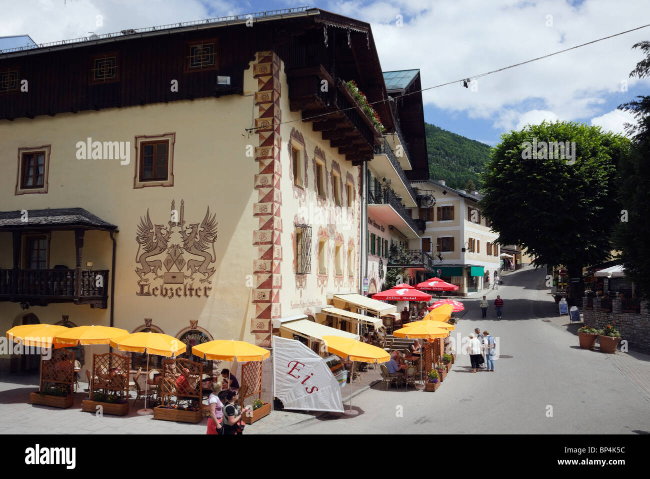 Pavement cafes with people dining outside in the old town. St Wolfgang, Salzkammergut, Upper Austria, Austria, Europe. Stock Photo