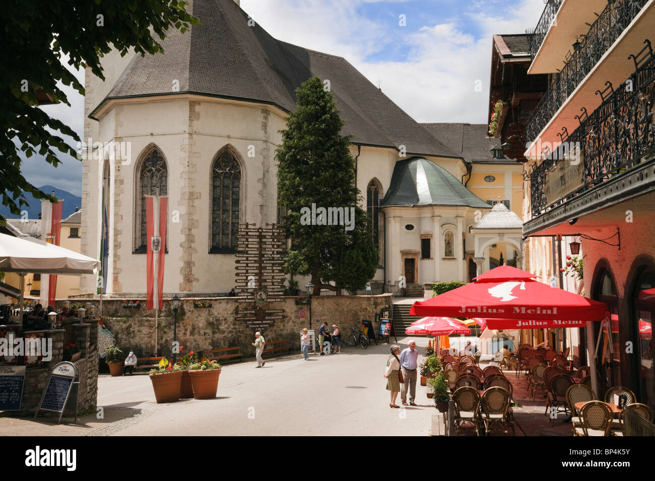 St Wolfgang, Salzkammergut, Upper Austria, Austria, Europe. Street scene with people dining outside in cafes in the old town. Stock Photo