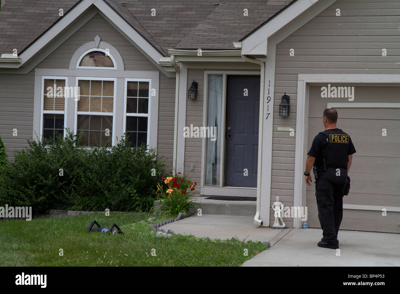 Police tactical team at a residence serving a high-risk drug related ...