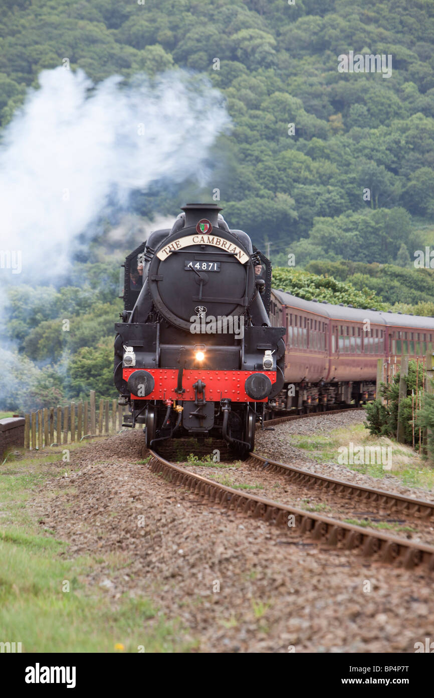 LMS 4-6-0 Black 5 locomotive number 44871 pulling 'The Cambrian', approaching Barmouth, West Wales. Stock Photo