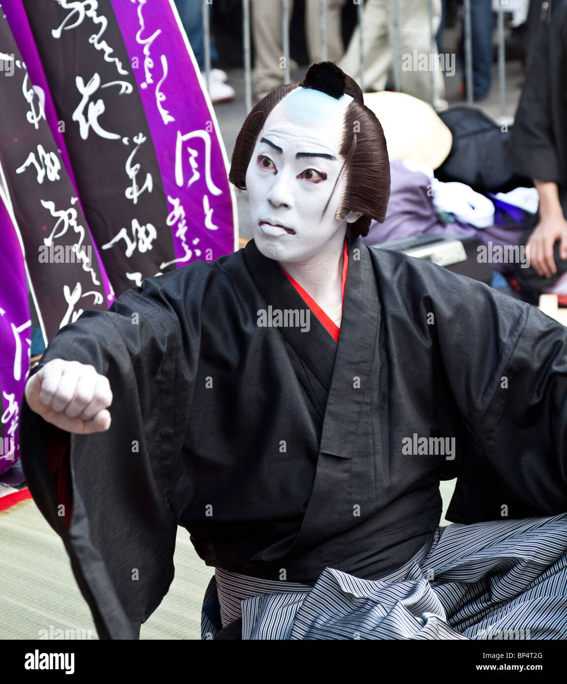 Japanese performer in an outdoor production in the Royal Mile / High Street during Edinburgh Festival Fringe Stock Photo