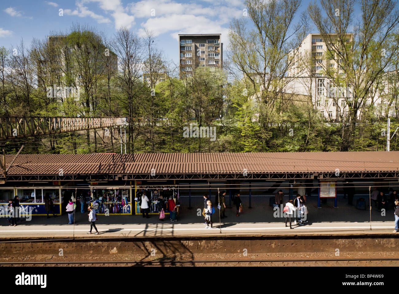 Elevated train platform view hi-res stock photography and images - Alamy