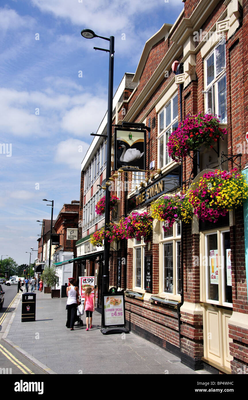 The Swan Pub, High Street, Brentwood, Essex, England, United Kingdom Stock Photo