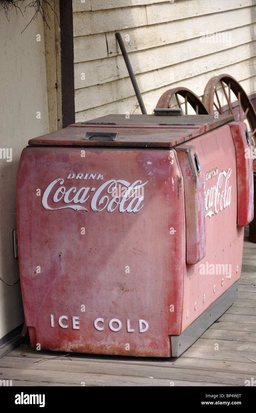 Vintage Coca Cola refrigerator Stock Photo - Alamy