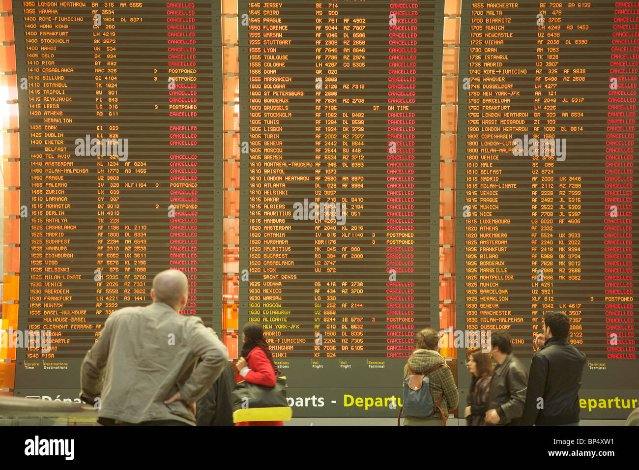 Passengers look at the departures board at Charles de Gaulle Airport Stock Photo - Alamy
