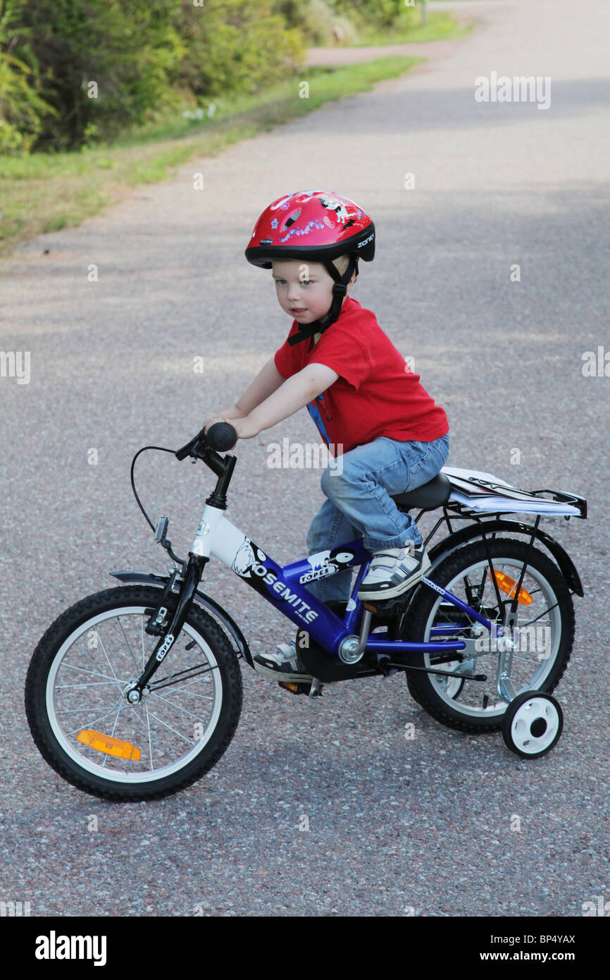 Childs bike stabilisers hi-res stock photography and images - Alamy