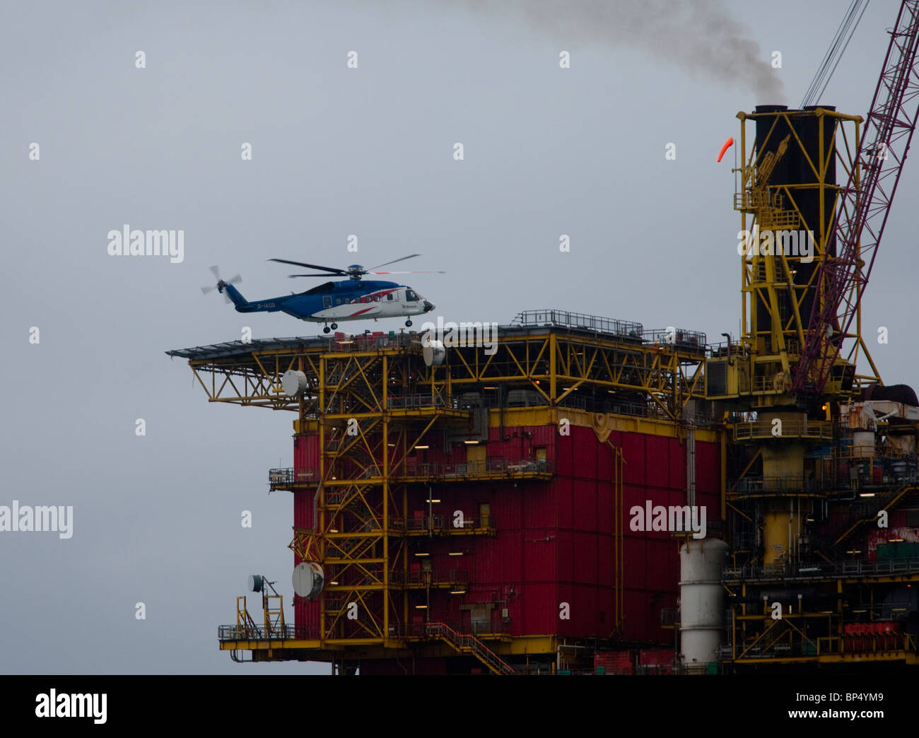 North sea rig helicopter hi-res stock photography and images - Alamy