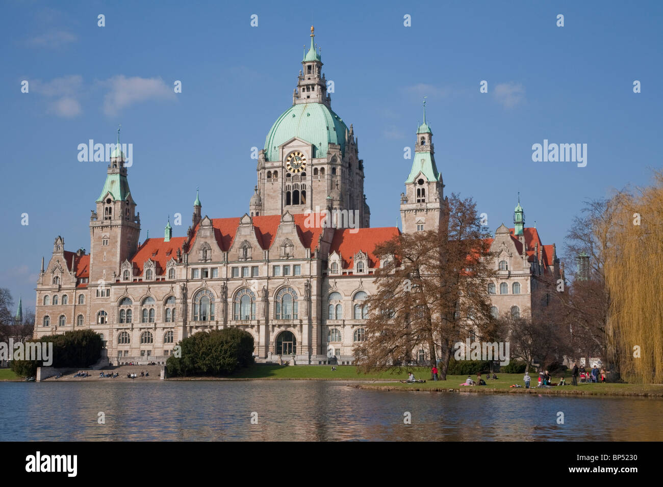 MASCHTEICH POND IN FRONT OF THE NEW TOWN HALL BUILDING, MASCHPARK PARK, HANOVER, LOWER SAXONY, GERMANY Stock Photo