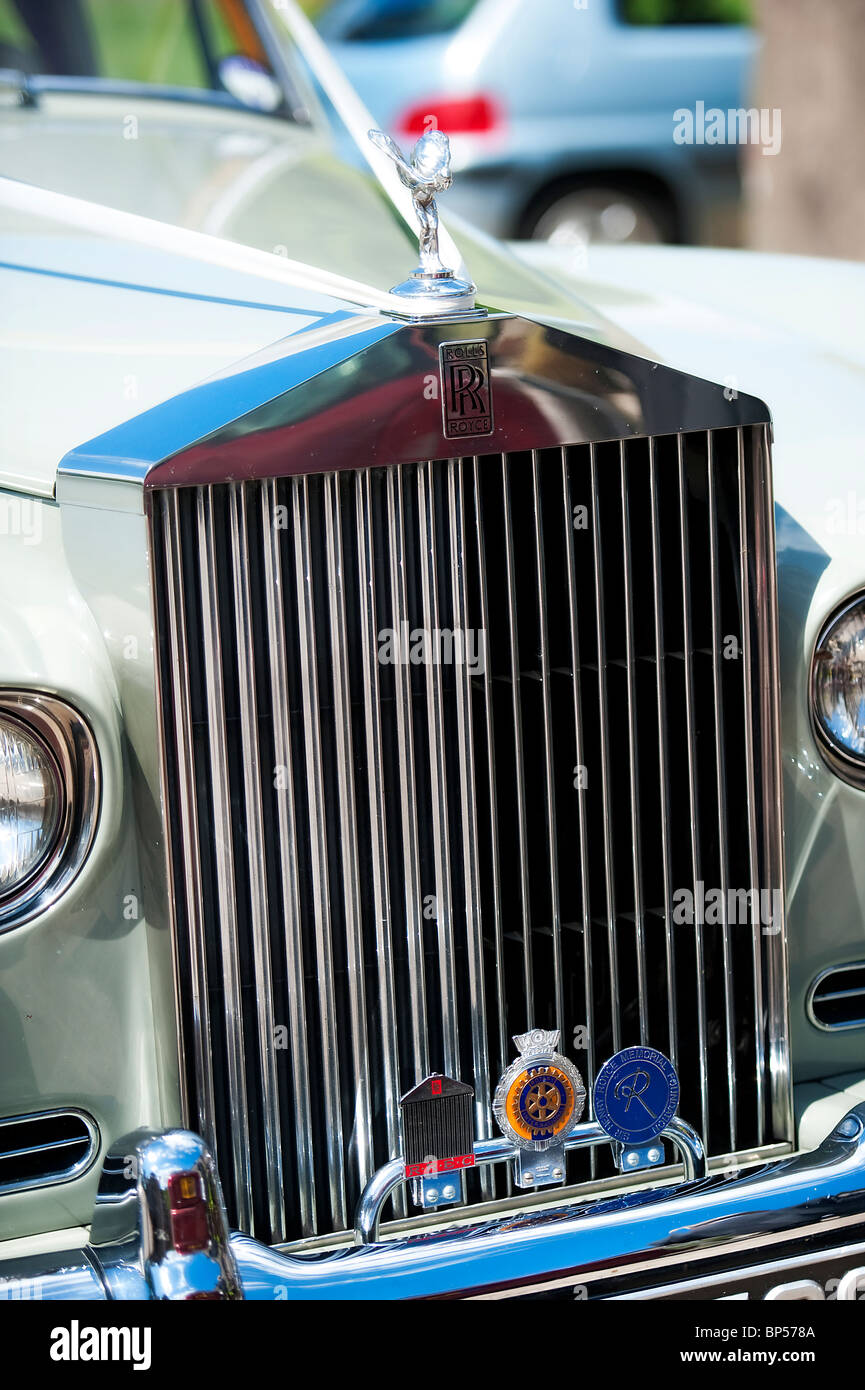 Rolls Royce, Frontgrill und Lampen mit einem subtilen Ölfarbe Effekt  Stockfotografie - Alamy