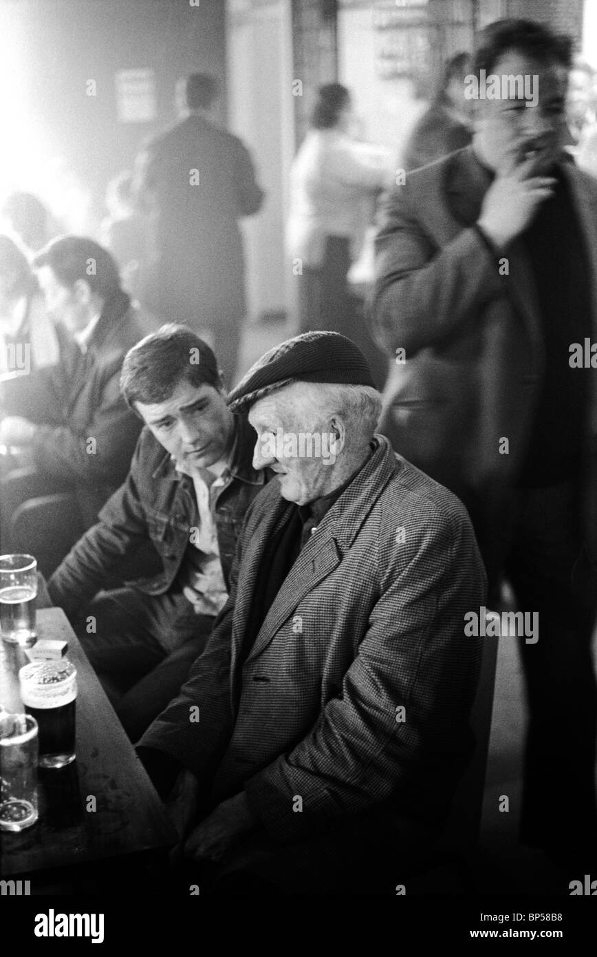 Men having a lunch time drink in a Glasgow Pub Scotland 1979.  Age contrast, old man and young friend chatting over a pint of beer. 1970s UK HOMER SYKES Stock Photo