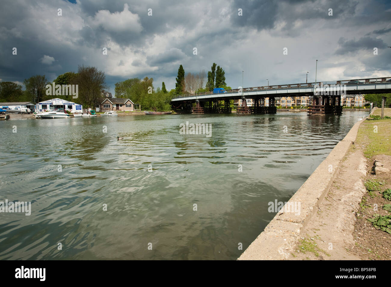 Walton Bridge over the River Thames at Walton on Thames, Surrey, Uk Stock Photo