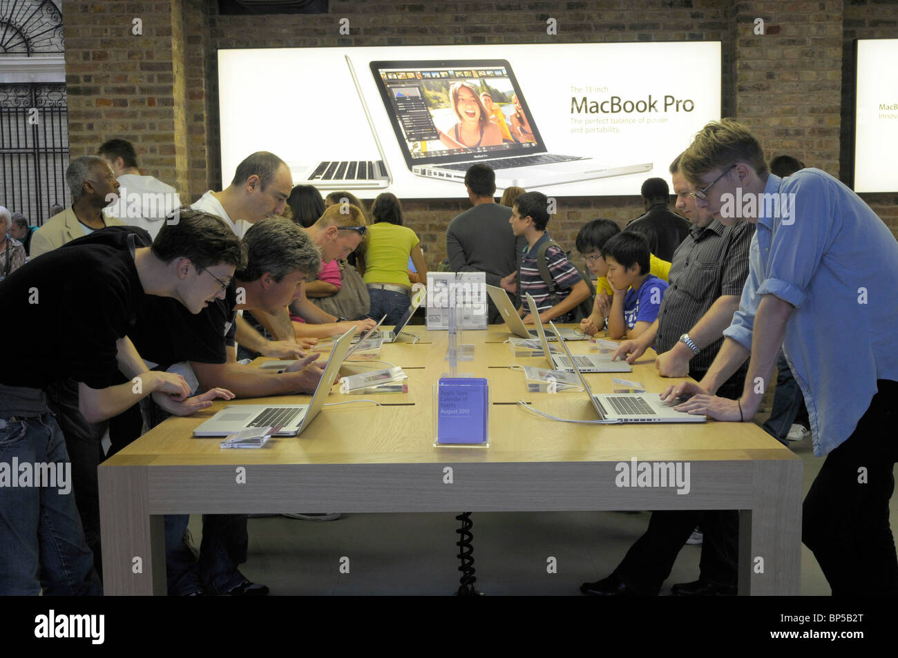 UK CUSTOMERS TESTING MACINTOSH PRODUCTS AT THE NEW APPLE STORE IN