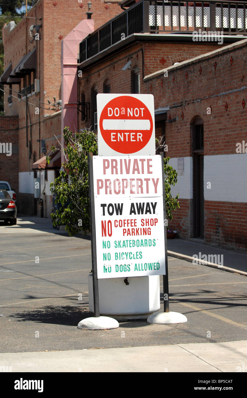 Sign alerts people to a private parking area where coffee shop parking is not welcome Stock Photo