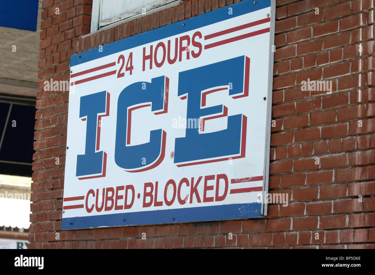 Sign '24 Hours ICE cubed or Blocked' in Orange, California, USA Stock Photo