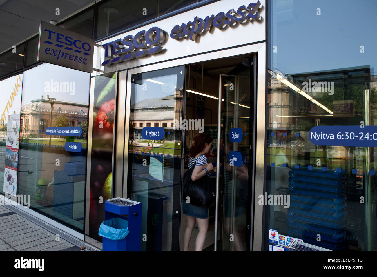 Exterior of a tesco supermarket hires stock photography and images Alamy