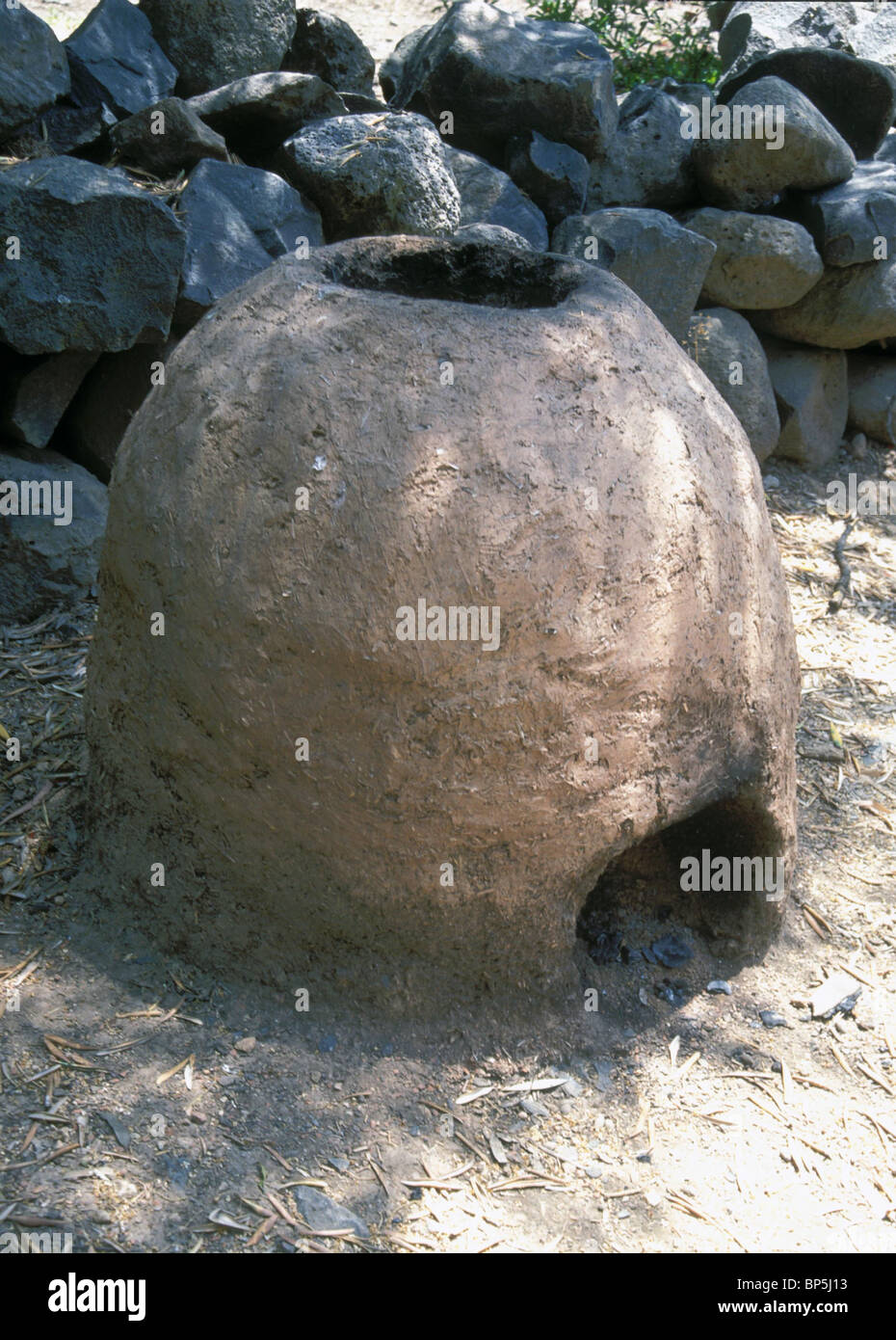 3465. CLAY MADE OVEN USED FOR HOME COOKING (THE POT IS PLACED ON THE OPENING ON THE TOP) Stock Photo