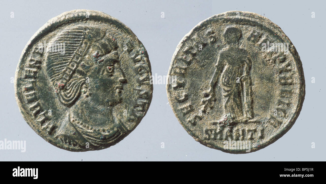 BRONZE COIN WITH THE PORTRAIT OF QEEN HELENA THE MOTHER OF CONSTANTIN THE GREAT THE FIRST CHRISTIAN KING. MINT IN C. 310-320 Stock Photo