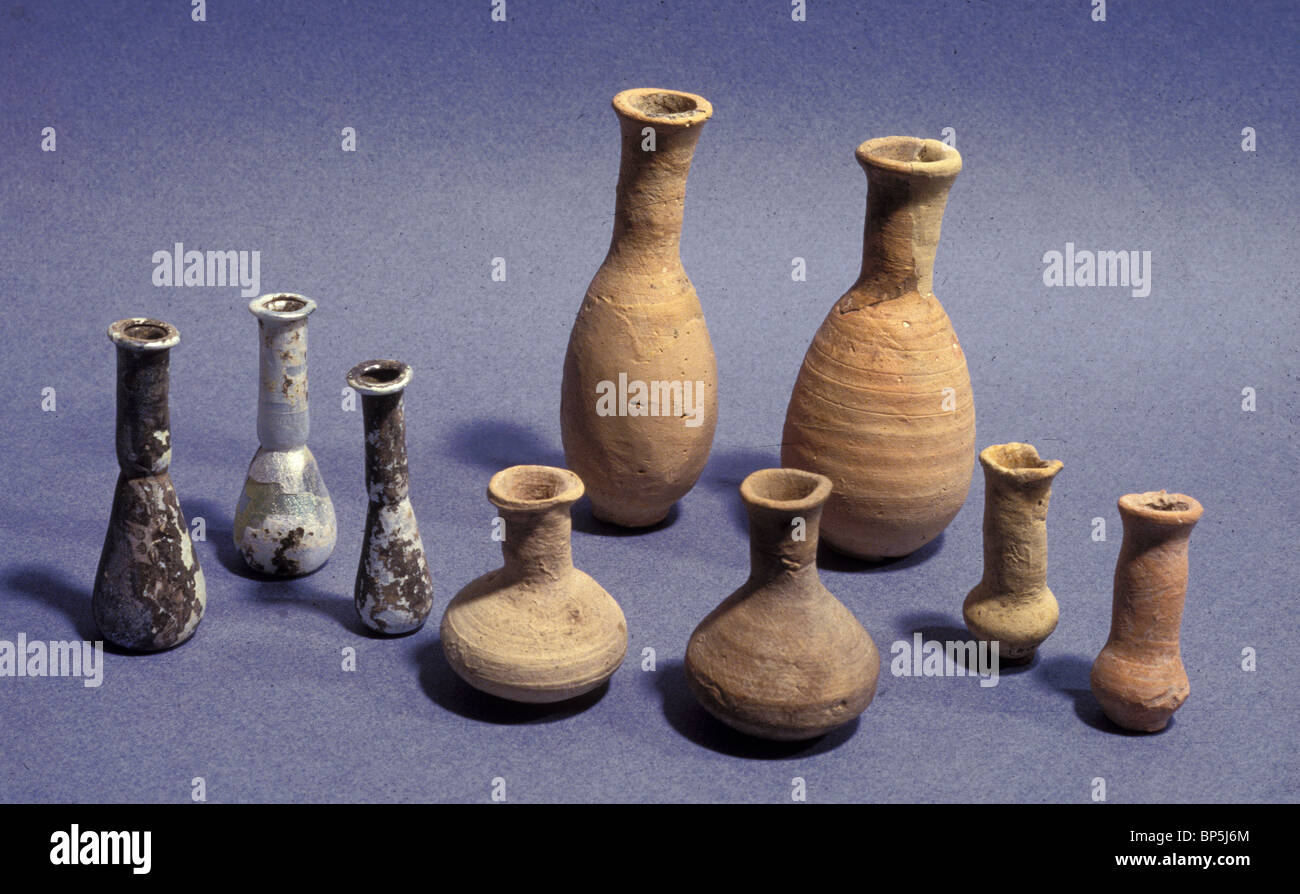 3620. SMALL CERAMIC AND GLASS COSMETIC CONTAINERS, HELENISTIC AND EARLY ROMAN PERIOD Stock Photo