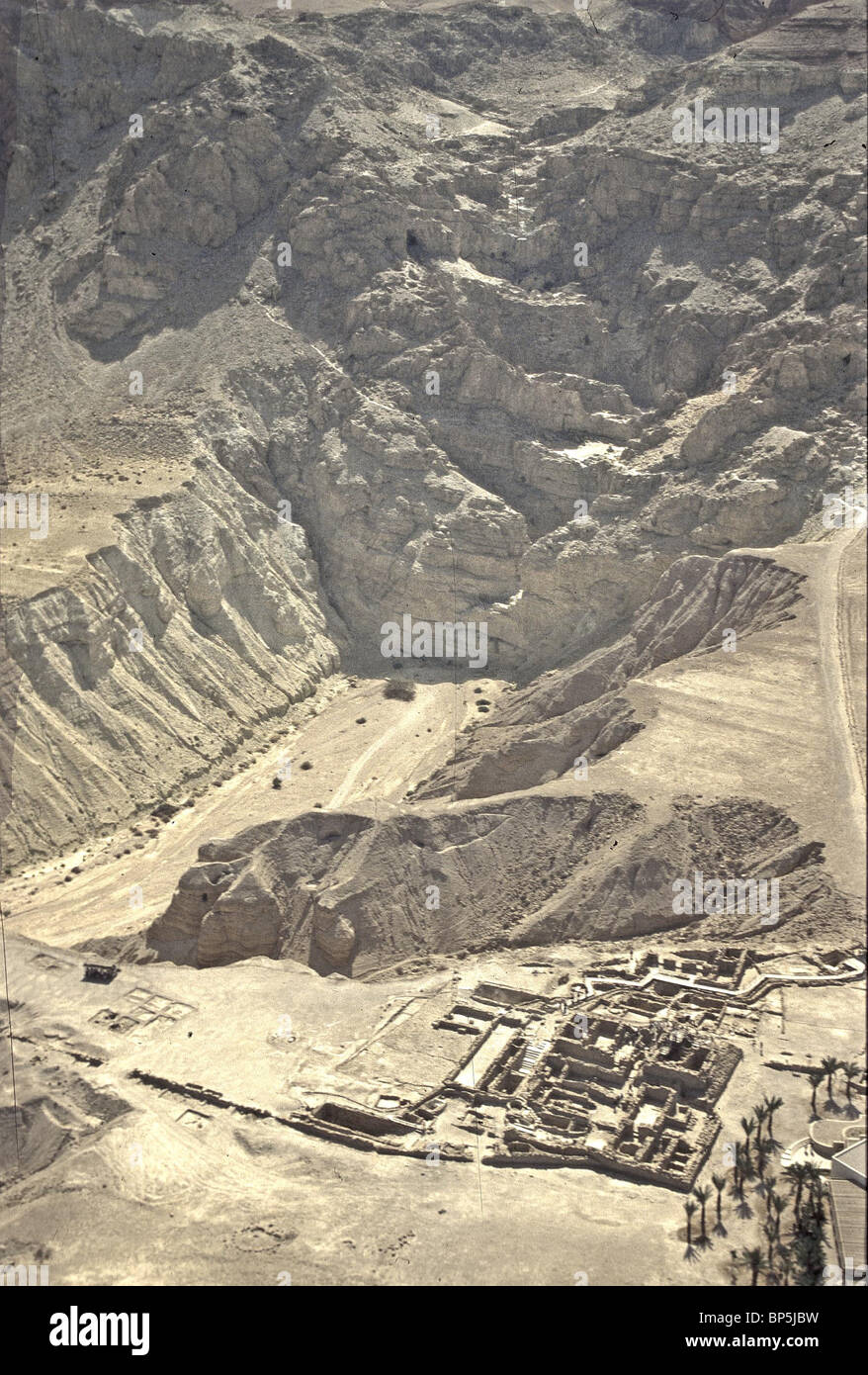 3738. QUMRAN - THE ESSENES SETTLEMENT WITH  WADI QUMRAN  AND THE WILDERNESS OF JUDEA Stock Photo