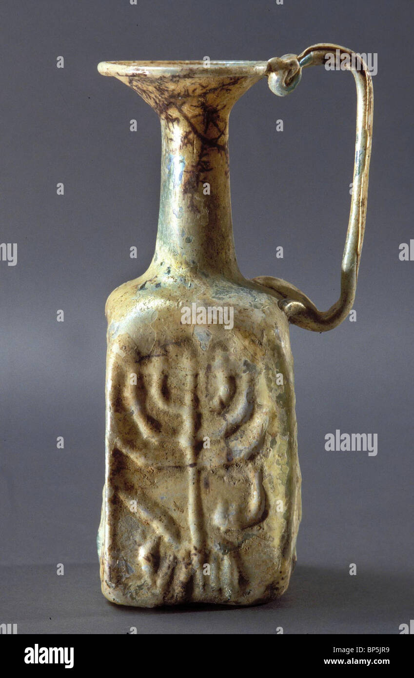 LATE ROMAN GLASS VESSEL DECORATED WITH JEWISH SYMBOLS: THE SEVEN BRANCED CANDELABRA FLANKED WITH A 'SHOFAR' (RAM'S HORN) & Stock Photo